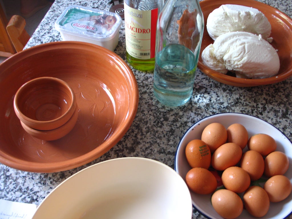 На завтрак готовлю для всей семьи традиционную итальянскую выпечку — сырники в корзиночках из тонкого теста