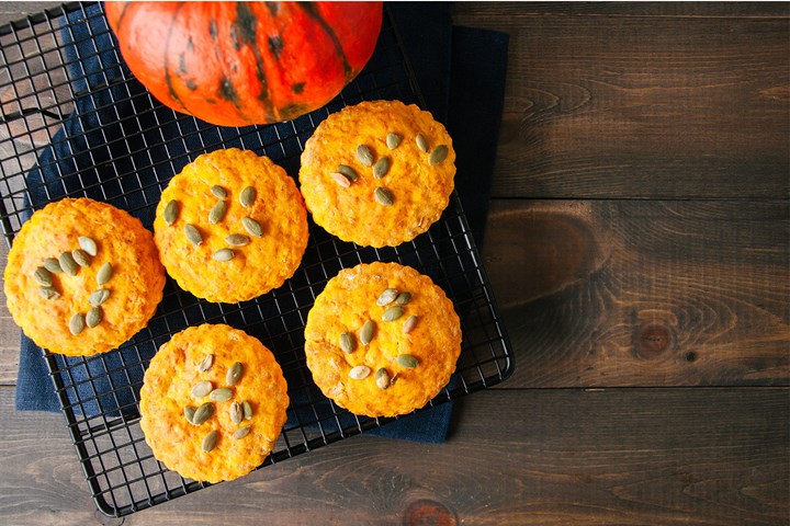 Осенью часто пеку нежные тыквенные булочки с сыром: простой рецепт