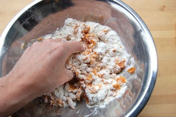 Осенью часто пеку нежные тыквенные булочки с сыром: простой рецепт