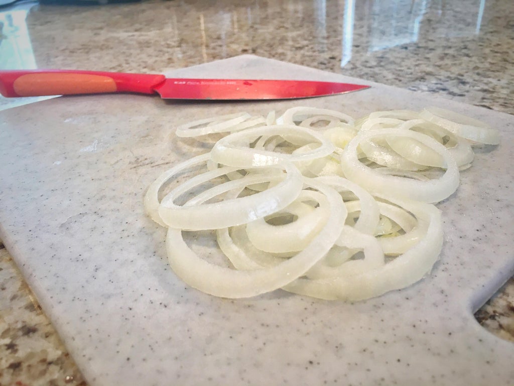 Бутерброд с луковыми кольцами и мясом: чтобы лук не оставлял неприятное послевкусие, его надо замочить в молоке