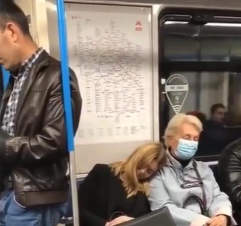 Девушка прилегла вздремнуть на плечо женщины в метро: пользователей умилила ее реакция