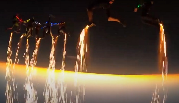 Група воздушных дайверов "зажгла" ночное небо необычайным световым и пиротехническим шоу (видео)