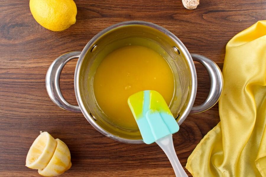 Лимон, сахар и желтки: британский рецепт лимонного курда за 20 минут