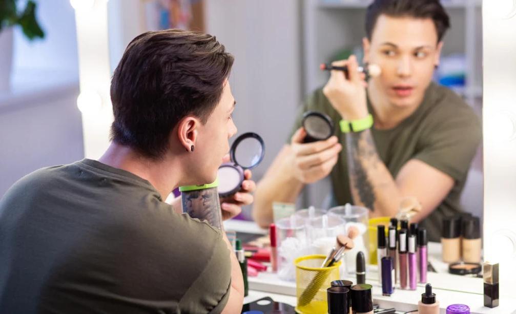 Усталых глаз больше нет: мужской макияж становится популярным в наше время