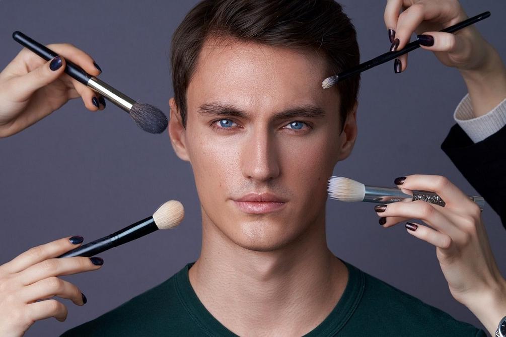 Усталых глаз больше нет: мужской макияж становится популярным в наше время