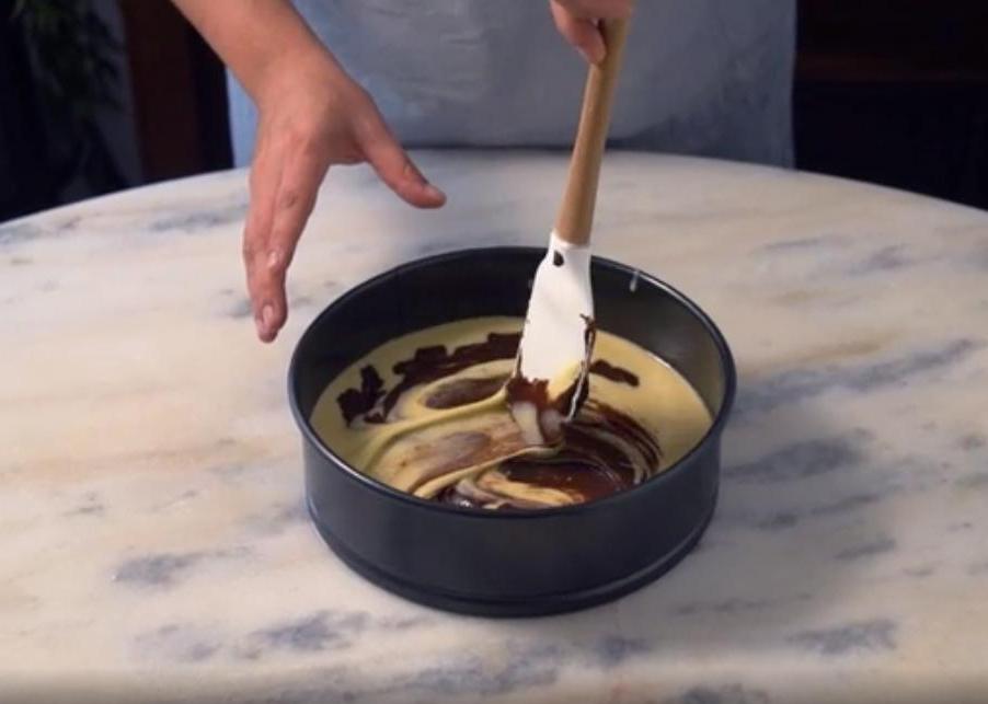 Один корж и два разноцветных крема из сгущенки: простой рецепт тортика, которому даже пропитываться не нужно