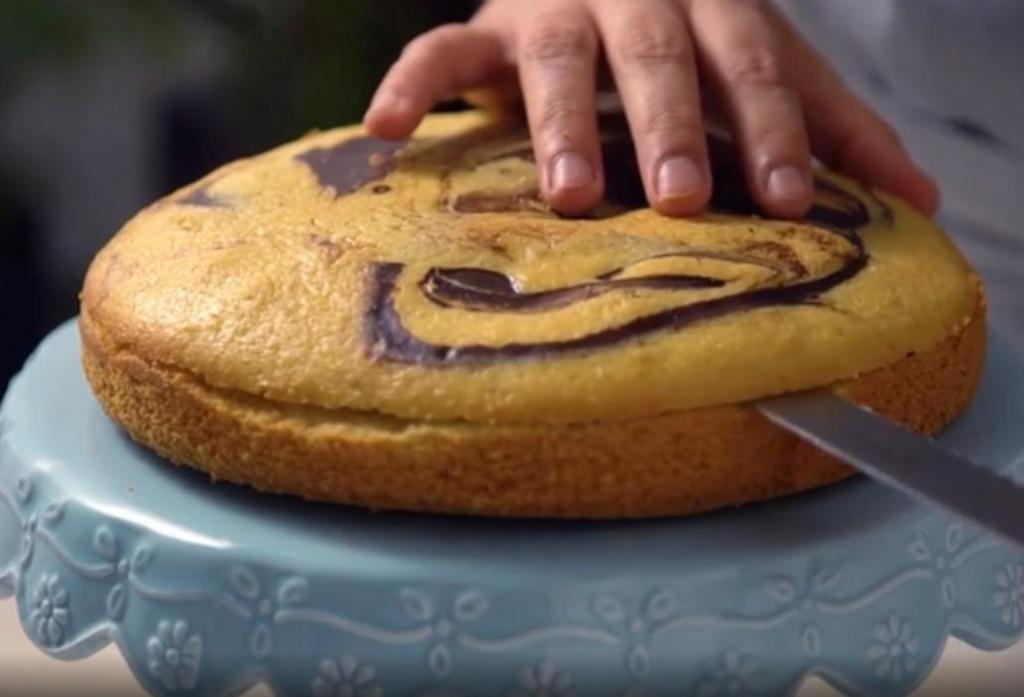 Один корж и два разноцветных крема из сгущенки: простой рецепт тортика, которому даже пропитываться не нужно