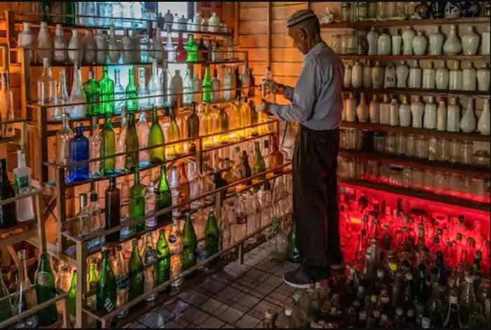 74-летний мужчина 15 лет собирал бутылки, вымытые на берег моря: 9000 экземпляров он выставил в деревянном «музее»