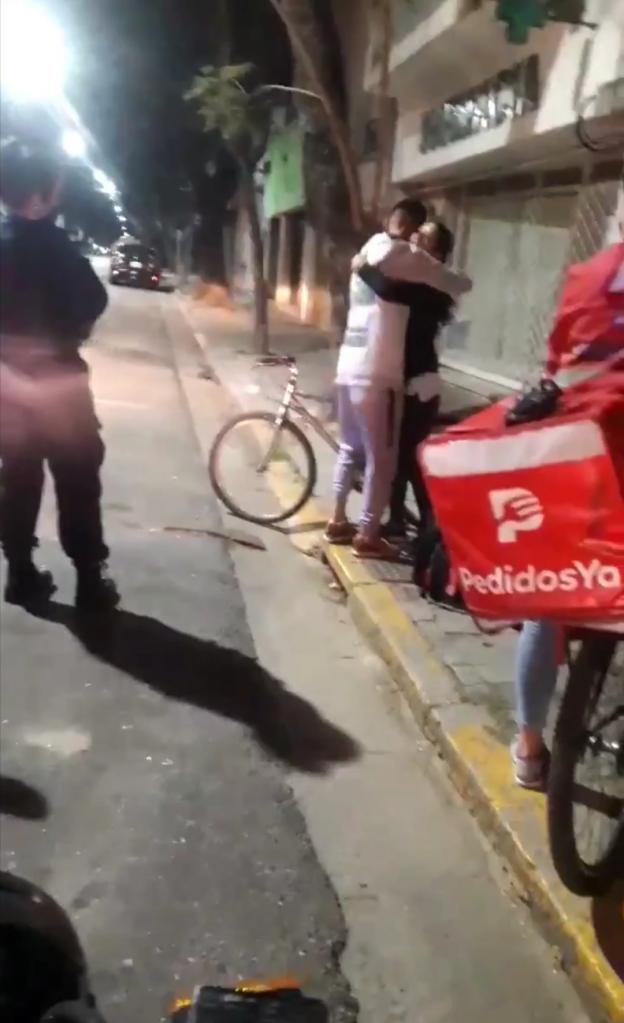У доставщика еды украли велосипед: девушка, которой он доставил заказ, решила подарить ему свой