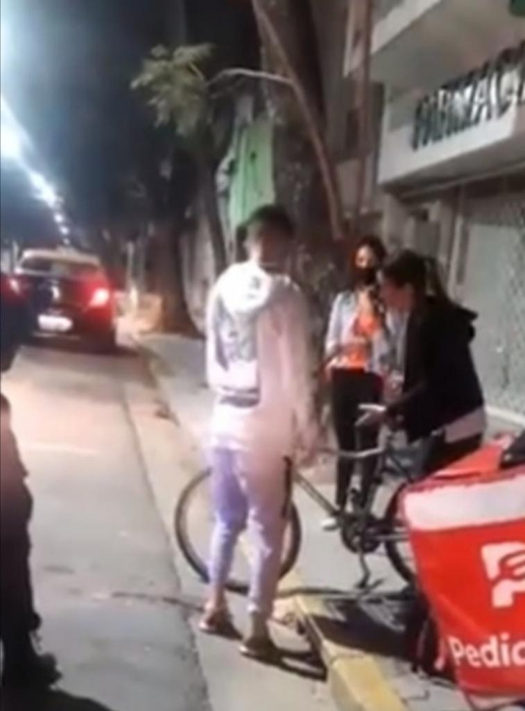У доставщика еды украли велосипед: девушка, которой он доставил заказ, решила подарить ему свой