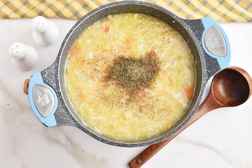 Квашеная капуста с овощами: сытный суп за 35 минут особенно хорош осенью