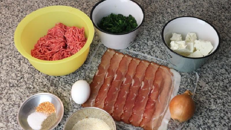 Мясной рулет с начинкой из шпината и сливочного сыра: заворачиваю его в бекон, чтобы блюдо было еще аппетитней и вкусней