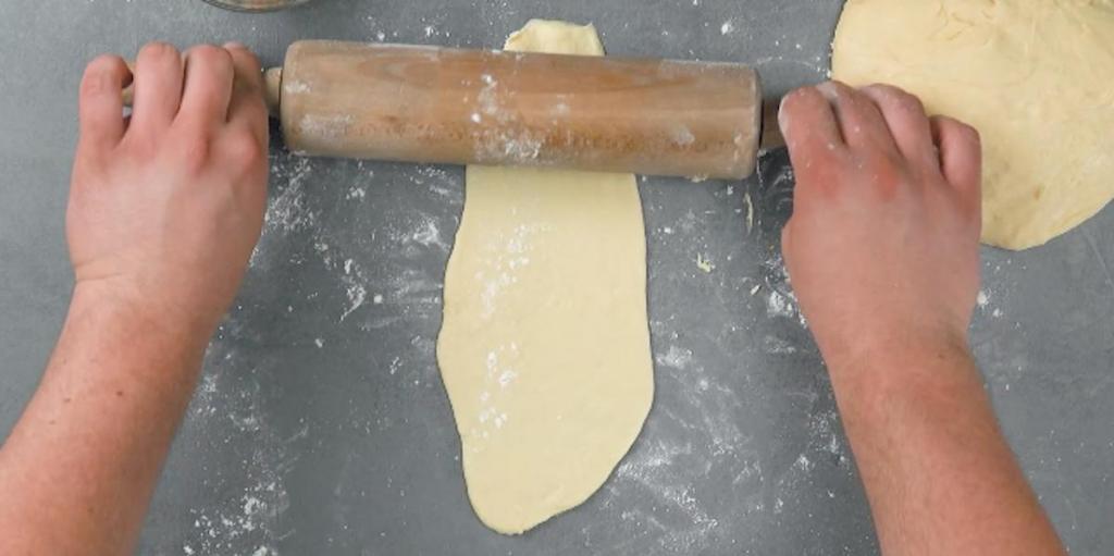 Сладкие молочные булочки тают во рту: рецепт с вареньем и орехами