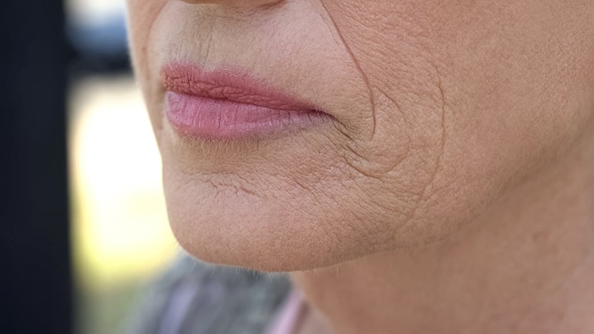 "Чтобы тональная основа не подчеркивала морщины вокруг губ, используйте крем для век": эксперт по красоте Рож Тораби дала совет