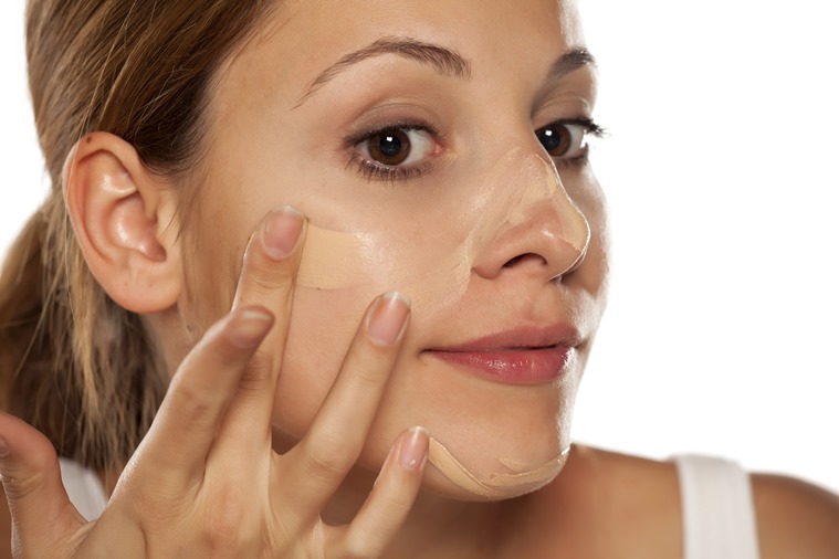 "Чтобы тональная основа не подчеркивала морщины вокруг губ, используйте крем для век": эксперт по красоте Рож Тораби дала совет