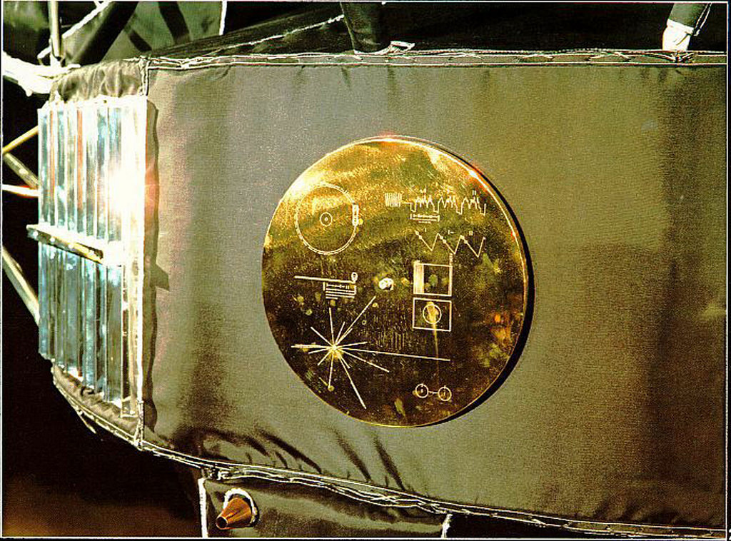 50 лет назад НАСА отправило в космос карту, чтобы помочь инопланетянам найти Землю. Как это было, рассказала дочь одного из ученых Надя Дрейк