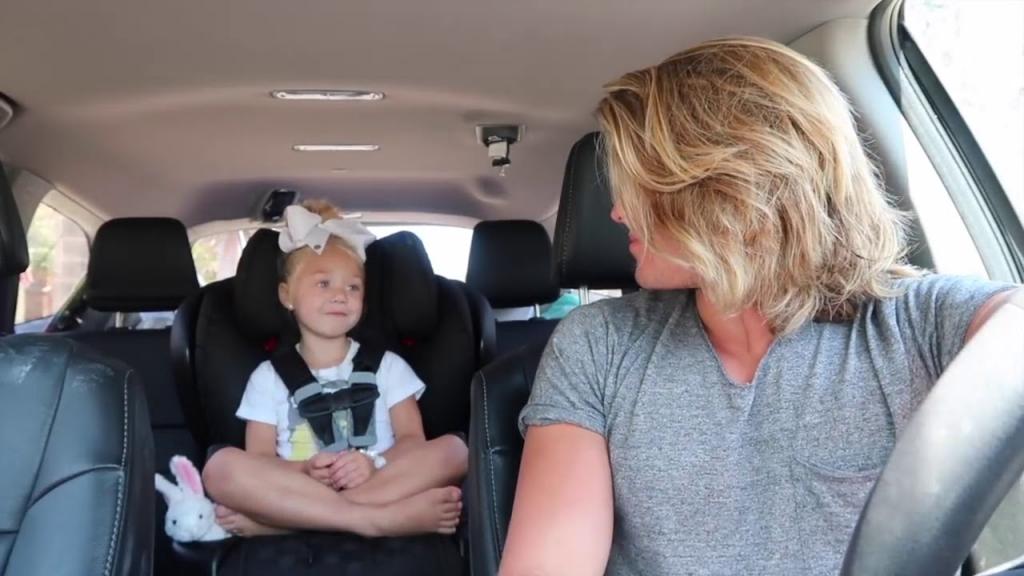 Специалисты считают, что автомобиль - идеальное место для "серьезного разговора" со своим ребенком: как начать беседу и продуктивно поговорить "по душам"