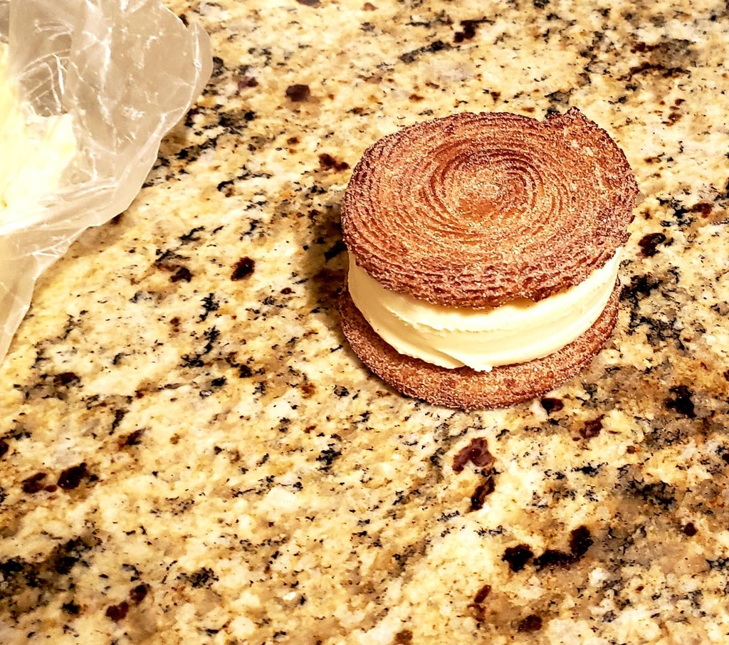 Из теста делаю спиральки, обжариваю во фритюре и формирую из получившегося печенья сендвичи с мороженым: десерт получается невероятно вкусным