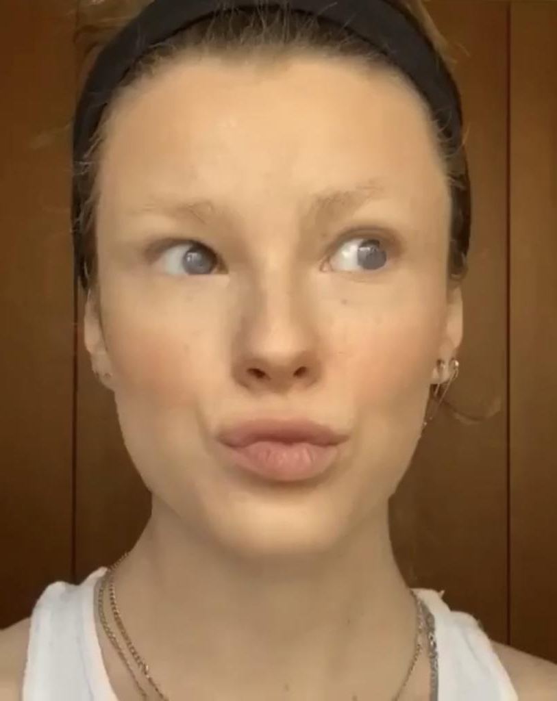 Девушка сделала необычный макияж: в качестве косметики использовала только стразы (фото)