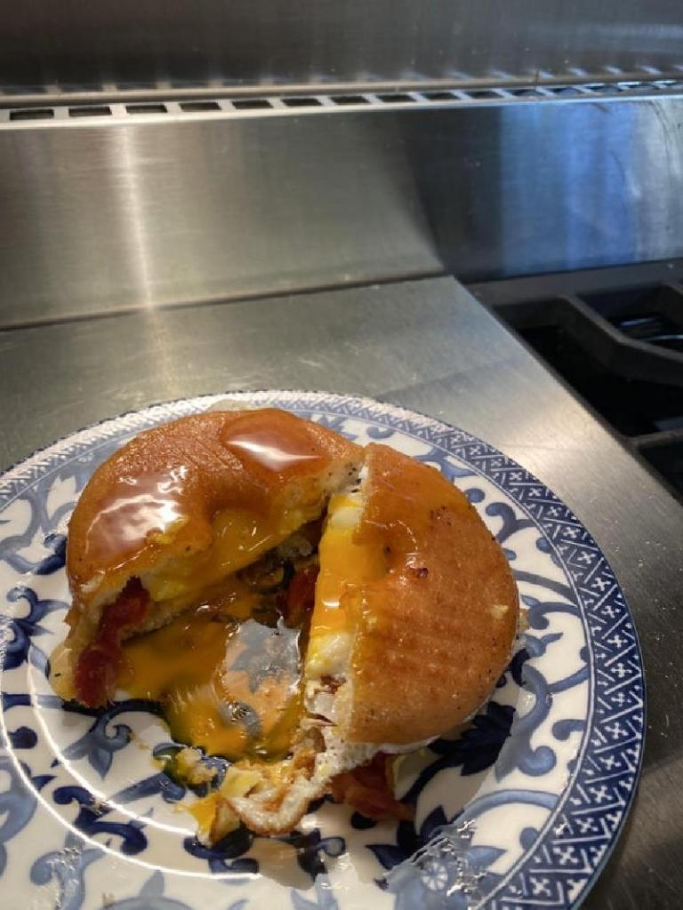 На завтрак готовлю гамбургер из сладкого пончика: внутрь кладу сыр, бекон и глазунью