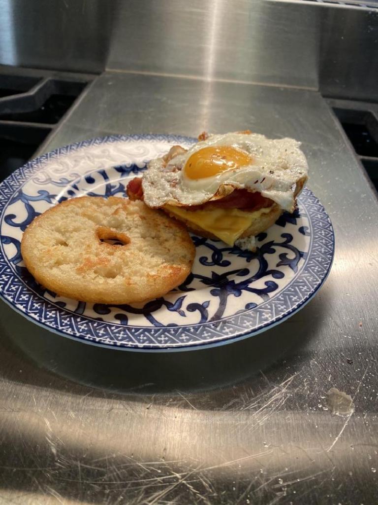 На завтрак готовлю гамбургер из сладкого пончика: внутрь кладу сыр, бекон и глазунью