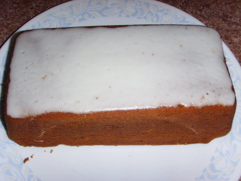 На десерт приготовила веганский кекс со вкусом лайма: украсила лакомство белой глазурью