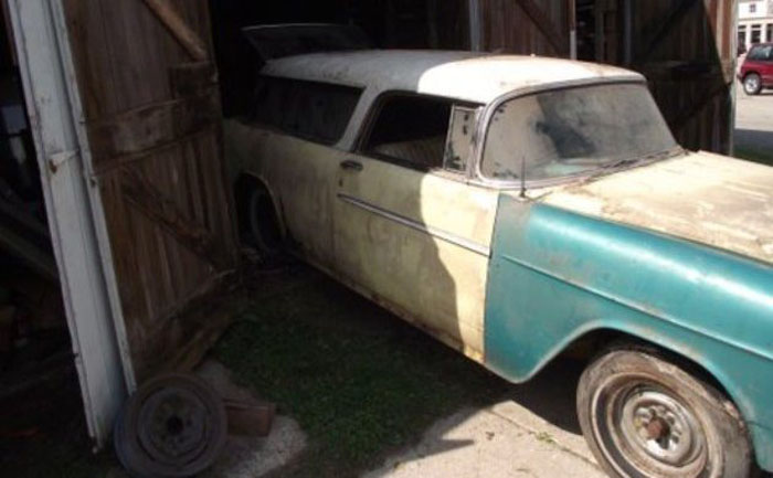 Мужчина нашел в сарае пожилой женщины Chevrolet 1955 года и задался целью восстановить его: комментарии в Сети были самыми разными