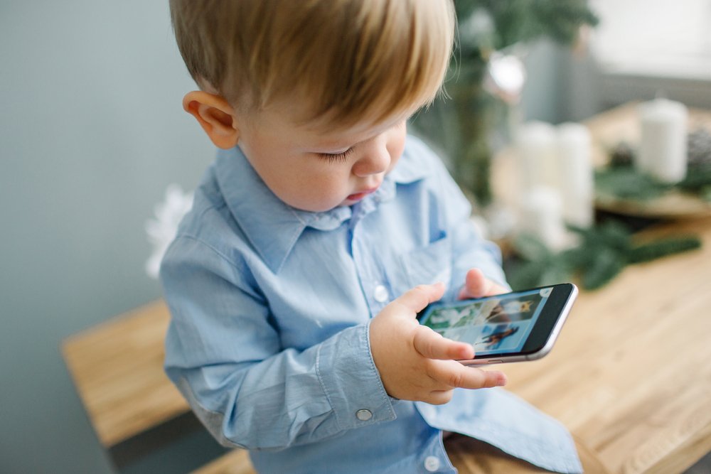 Ученые доказали, что экранное время влияет на развитие речи у детей
