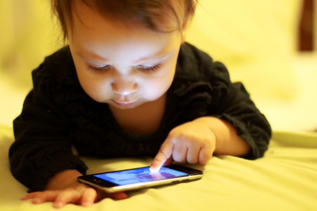 Ученые доказали, что экранное время влияет на развитие речи у детей