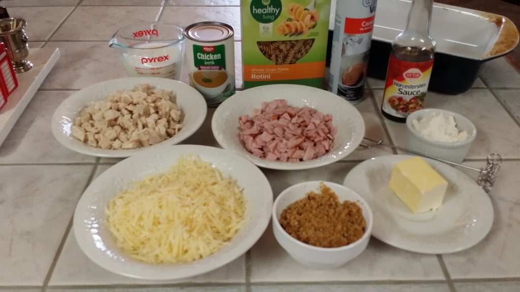 Обычные макароны на обед — это скучно: смешиваю их с ветчиной, курицей и сливочным соусом, а затем запекаю в духовке