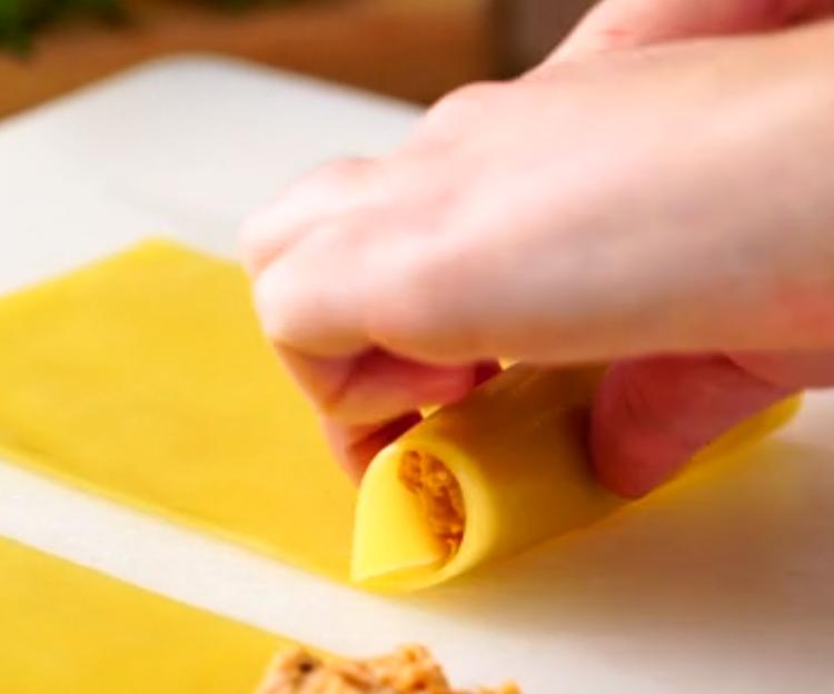 Вместо традиционной запеканки из макарон для лазаньи готовлю не менее вкусные рулетики с тунцом в сливочном соусе: делюсь рецептом