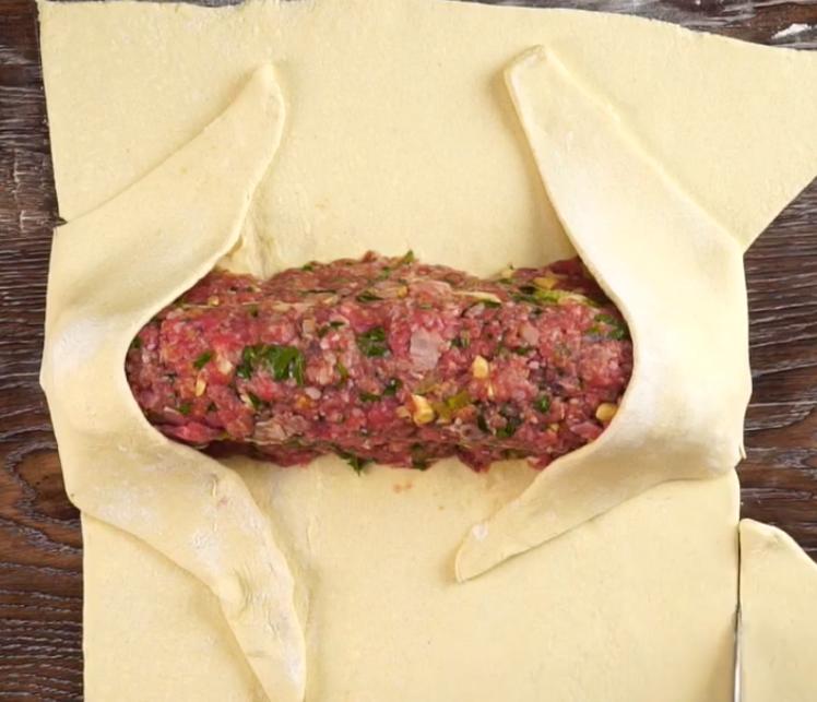 Горячий обед или просто перекус для всей семьи: мясной рулет из слоеного теста, который хочется побыстрей разрезать