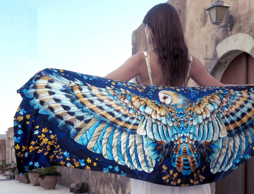 Девушка создает невероятные шарфы, вдохновляясь образами совы, лебедя и даже ворона
