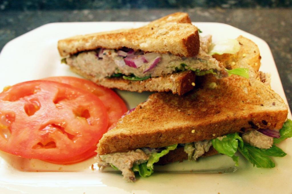 Овощной сэндвич с салатом из нута для тех, кто хочет внести разнообразие в свой рацион