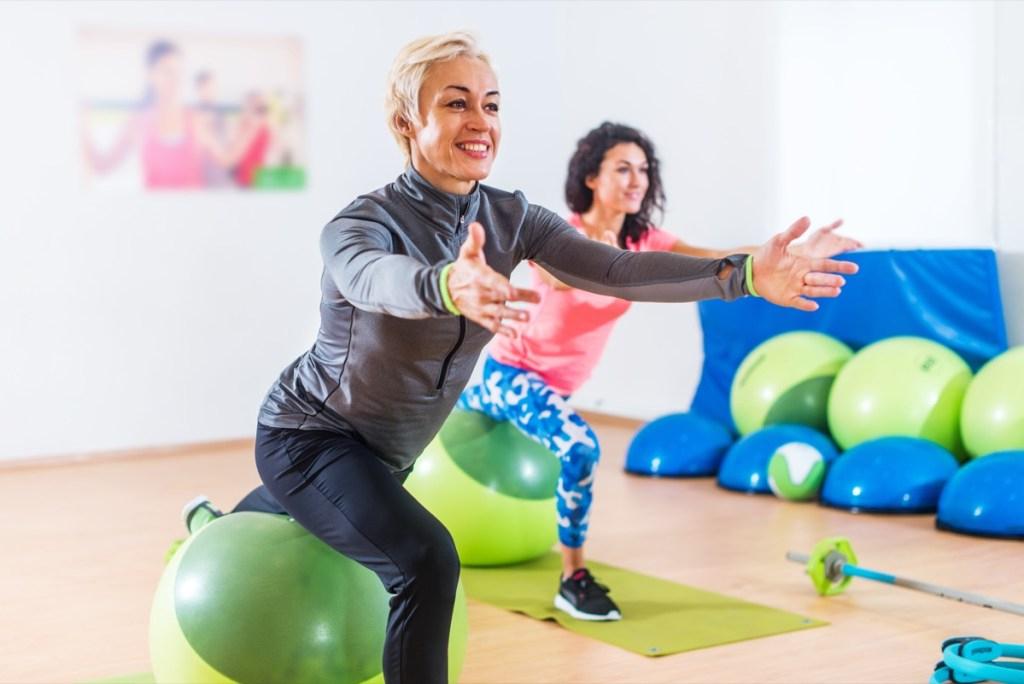 Не меняют привычное меню, пренебрегают физическими упражнениями: главные ошибки, которые наносят вред здоровью женщин в возрасте 50+ и ускоряют процесс старения