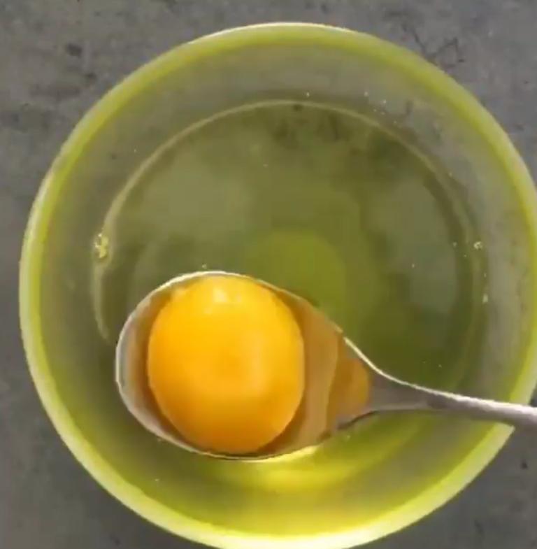 Продолжаю свои эксперименты с яйцами: взбила белки с маслинами – получилась трендовая яичница