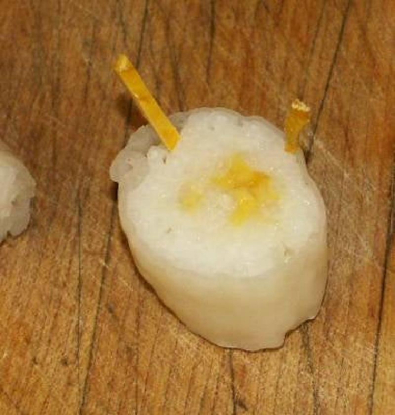 Роллы можно кушать даже на десерт: из риса и сушеного манго приготовила сытное лакомство