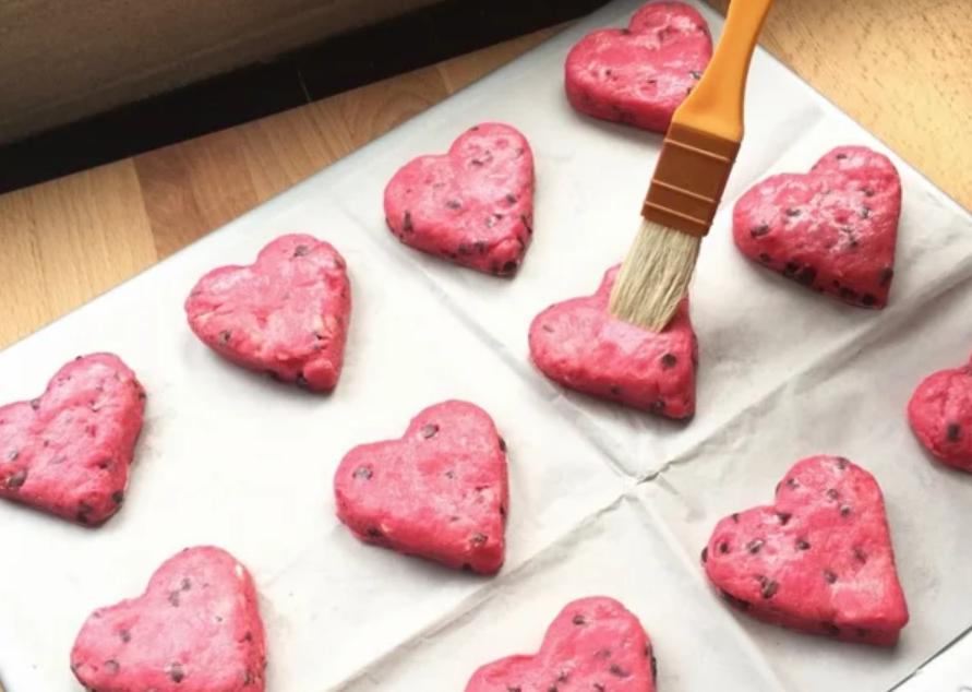 Любимого решила порадовать милым печеньем: приготовила его в виде розовых сердечек