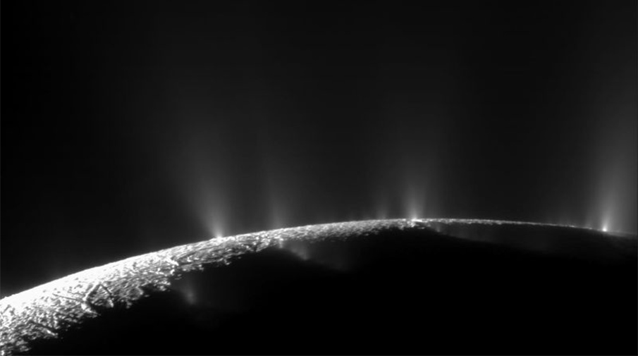Астрономы НАСА заметили свежий лед на северном полюсе спутника Сатурна