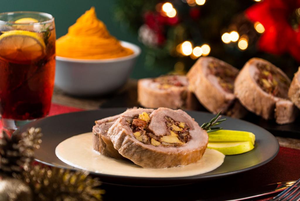 Рулет из свиной вырезки, фаршированный яблоками, орешками и хлебом: такой и на праздничный стол подать не стыдно