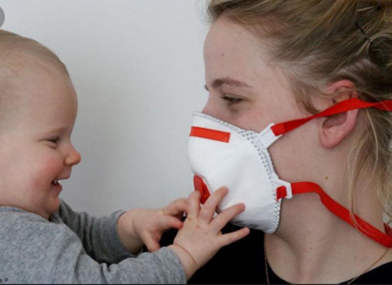 Говорите медленно, обдуманно и больше жестикулируйте: как общаться с детьми, когда вы носите маску