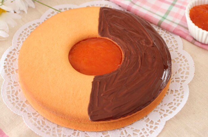 Два коржа – один с "дыркой", варенье и шоколад для контраста: вкусный тортик за полчаса, который не требует больших умений