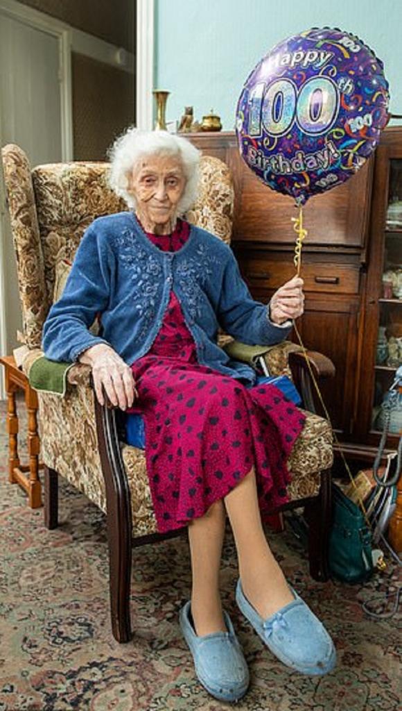 100-летняя женщина целый век живет в одном и том же доме: фото