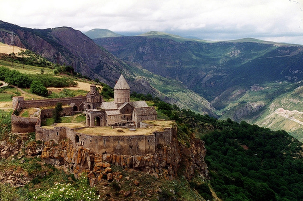 "Стоунхендж" и древнейший алфавит: в честь Дня независимости Армении вспоминаем лучшие туристические достопримечательности страны, которые можно увидеть в любое время