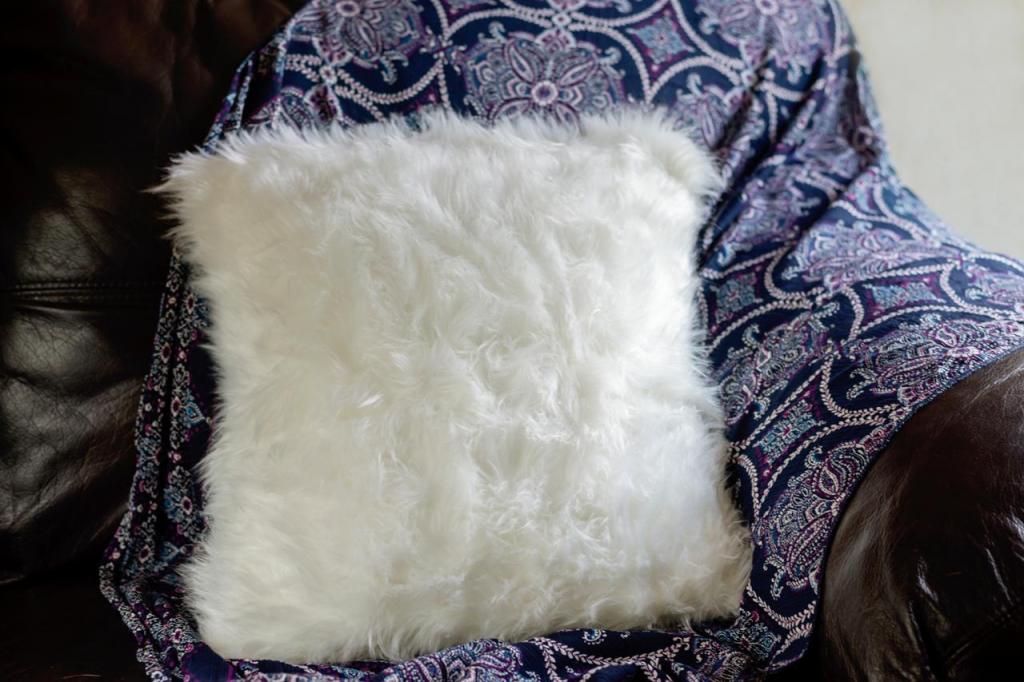 Сшила для дома очаровательные пушистые подушки. В холодное время года они придают особый уют интерьеру