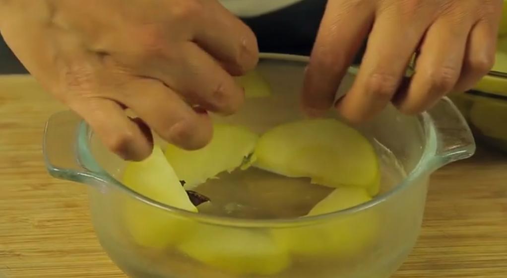 Желейный пирог из яблок с корицей и анисом: десерт без лишней возни