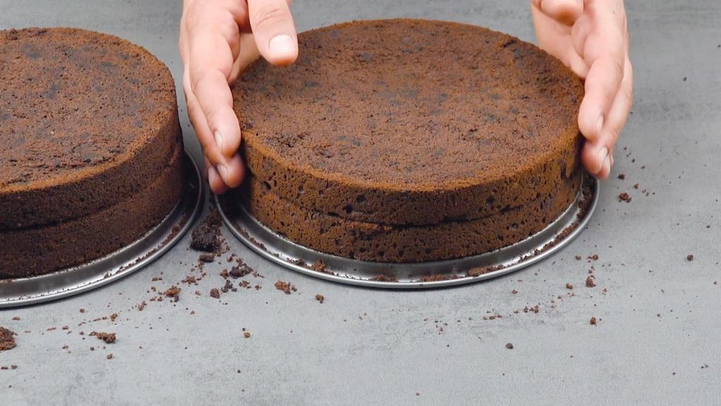 Шоколадный торт просто потрясающе выглядит в разрезе. Испечь его проще, чем кажется