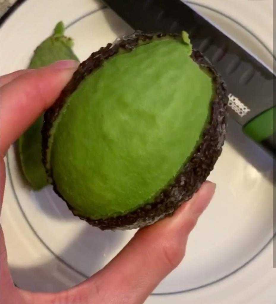 Оставила авокадо на 4 месяца в морозилке: полчаса под водой - и он снова свежий