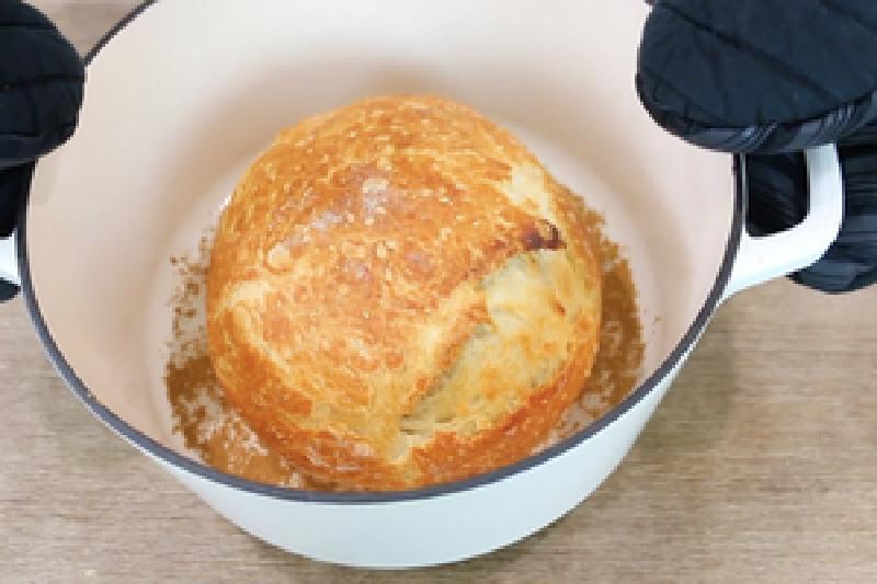 Ленивый хлеб из 4 ингредиентов без замеса и хлебопечки: зачем идти в магазин, если можно приготовить самостоятельно