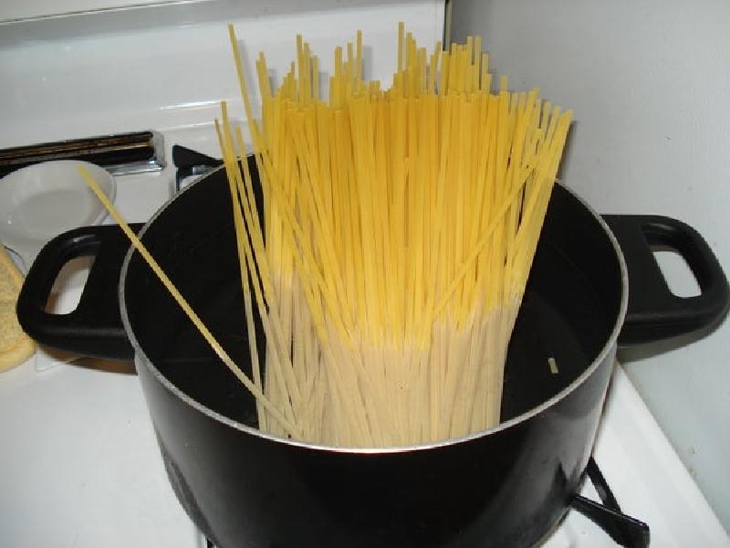 Спагетти смешиваю с грибами и морепродуктами: паста получается очень вкусной и сытной
